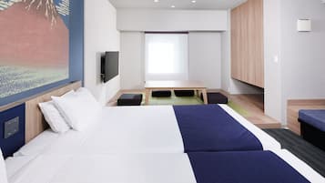 Una habitación de hotel moderna con una cama grande, una mesita pequeña, un televisor y un cuadro de una montaña.
