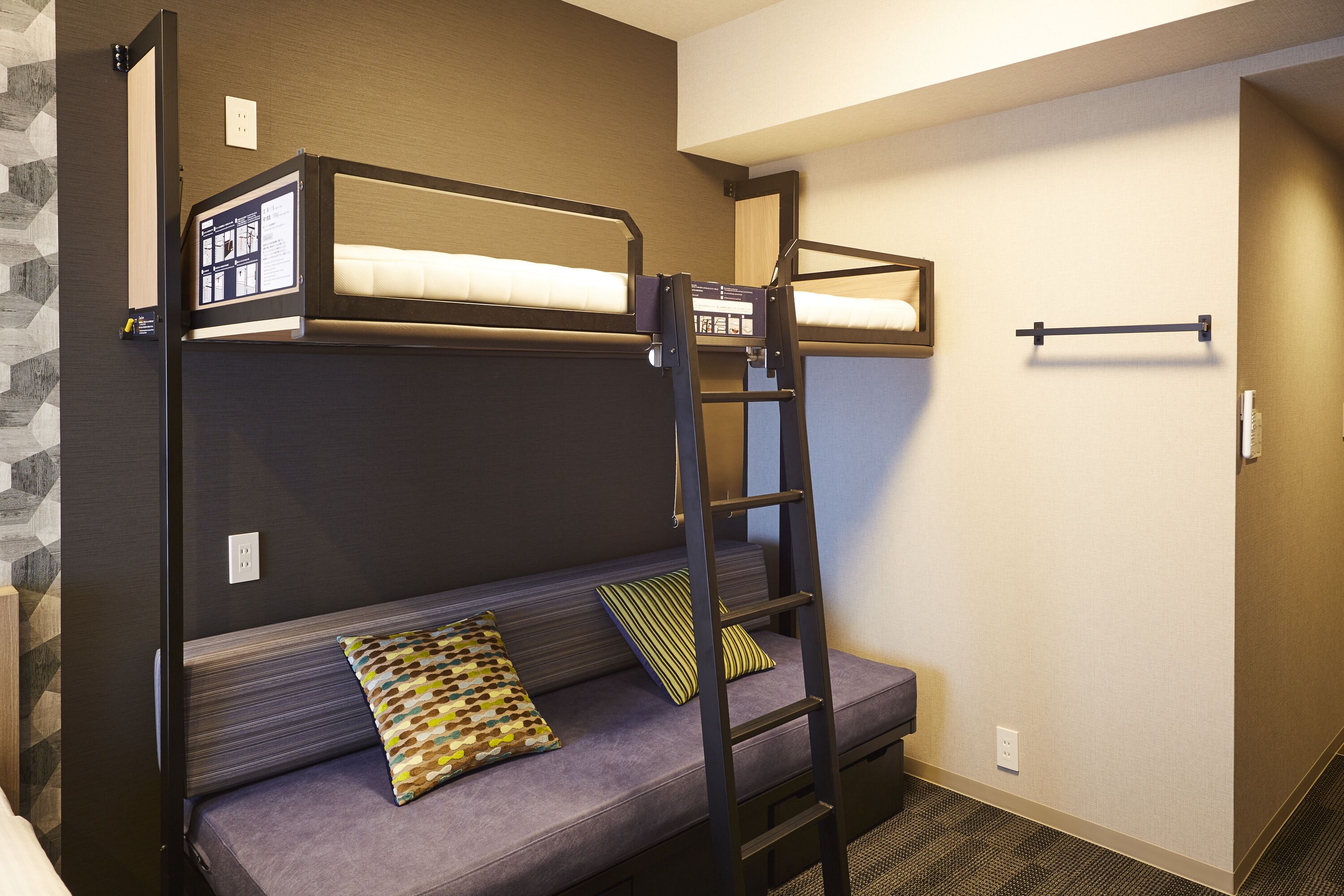 ตู้นิรภัยในห้องพัก, Wi-Fi ฟรี, ผ้าปูที่นอน