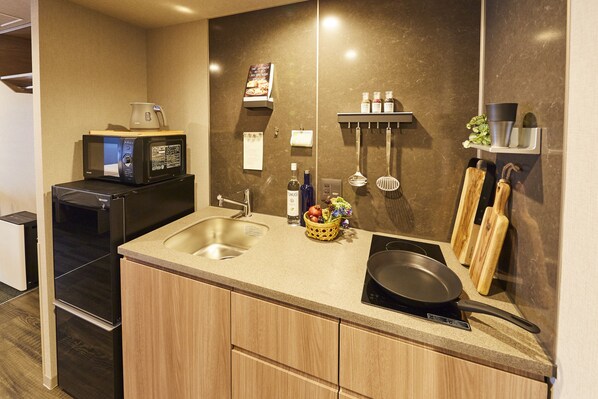 Fridge, microwave, stovetop, electric kettle