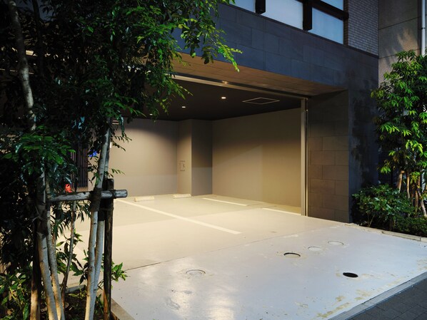 Parking sans voiturier (3000 JPY par nuit)