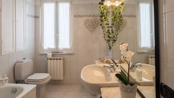 Dusche, umweltfreundliche Kosmetikartikel, Haartrockner, Bidet