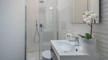 Dusche, umweltfreundliche Kosmetikartikel, Haartrockner, Bidet