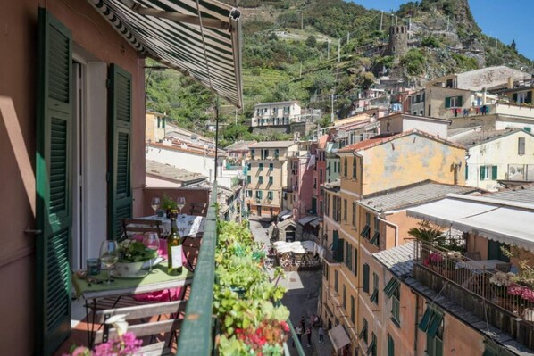 Outdoor dining - Recanissu Apartment with balcony and AC (Vernazza)