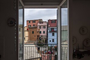Un balcón con vista a edificios coloridos.
