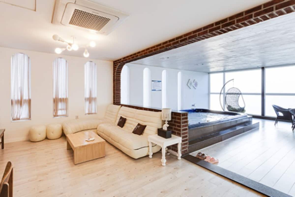 Room (B301) | Living area | LCD TV