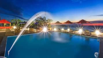 Una piscina al aire libre de temporada