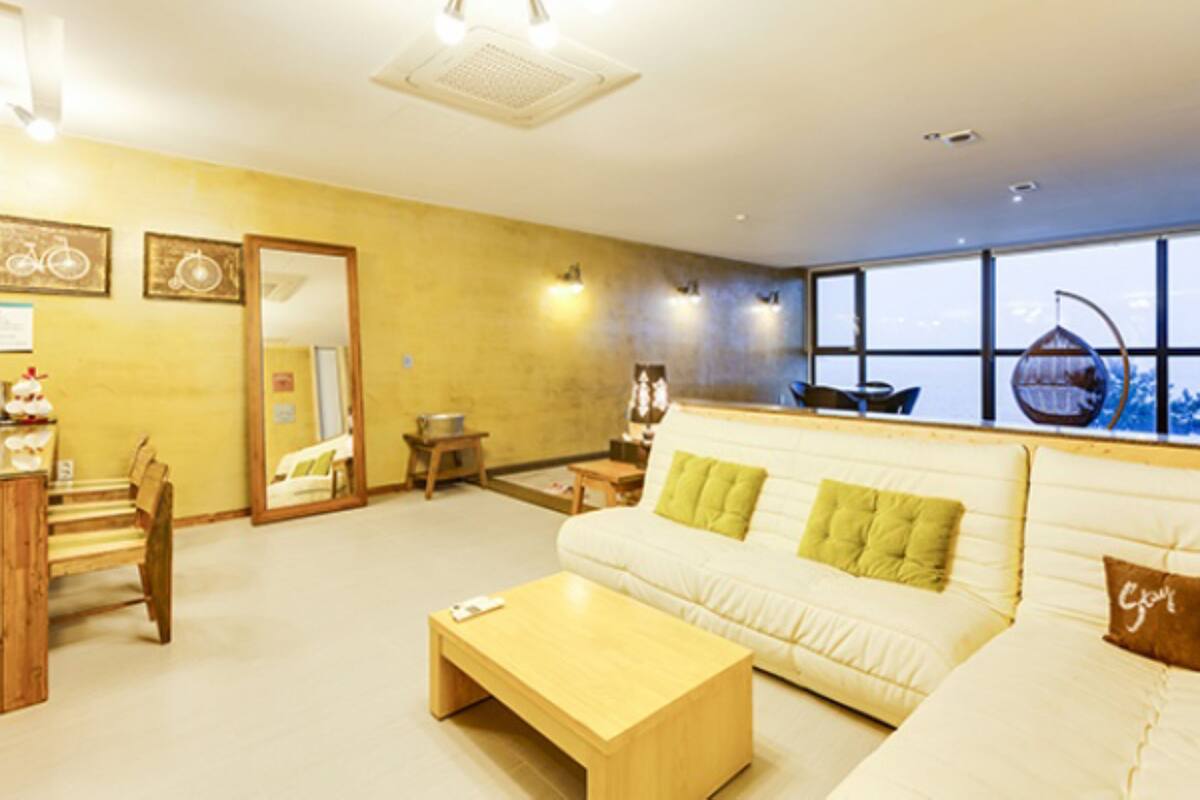 Room (B202) | Living area | LCD TV