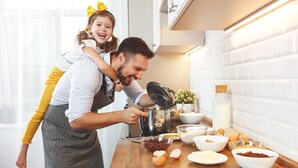 Una cucina con un piano di lavoro in legno, diversi utensili da cucina e ingredienti.