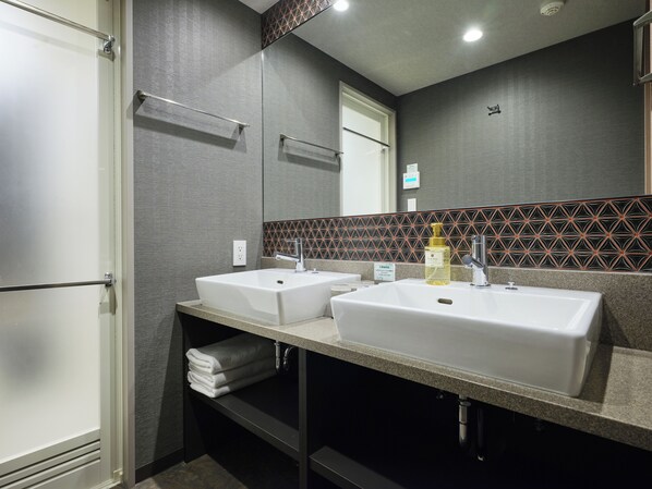 A modern bathroom with two sinks, a towel rack, and a mirror. - MONday Apart Premium NIHONBASHI (Tokyo)