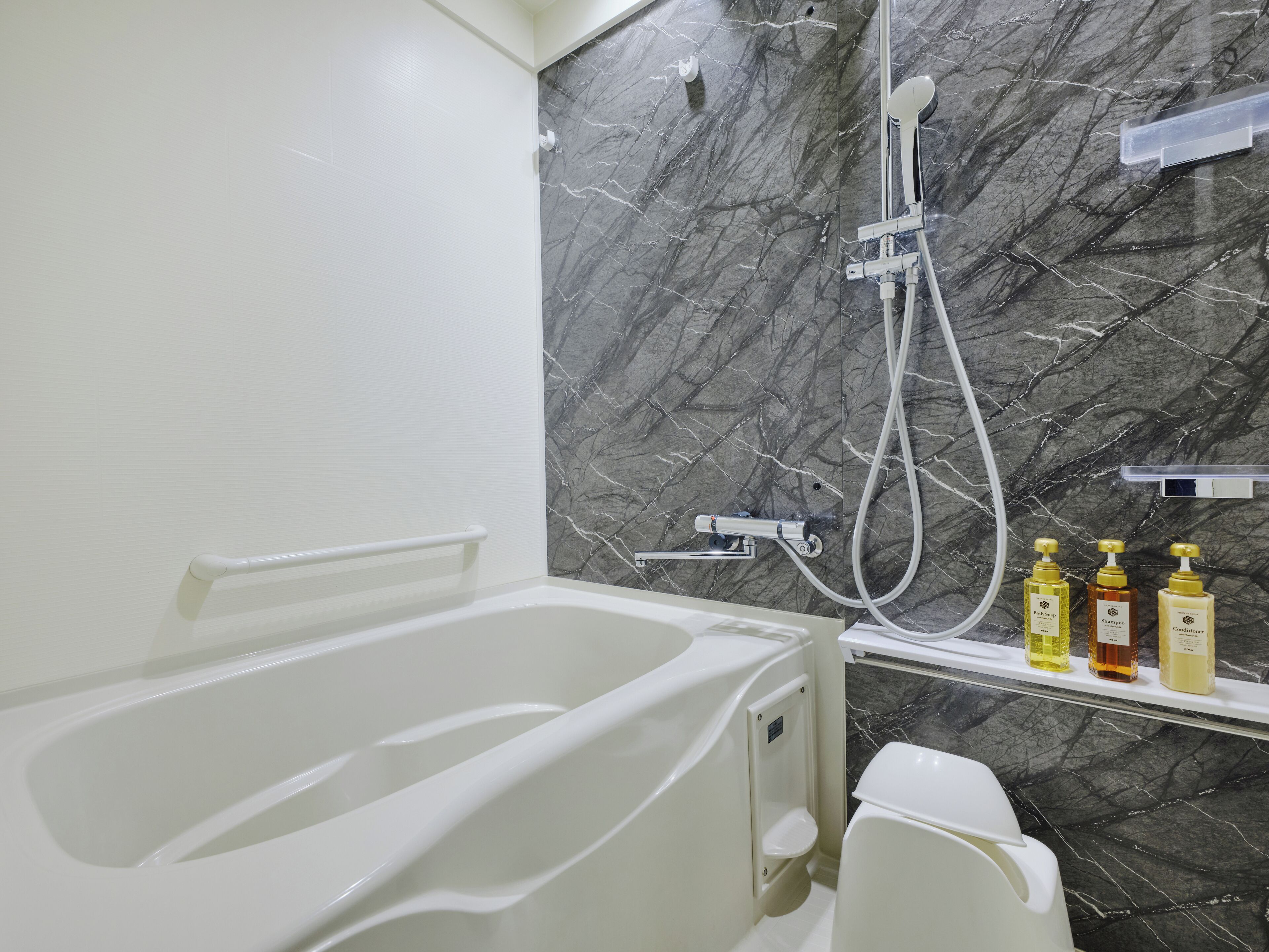 Bañera y ducha independientes y artículos de higiene personal gratuitos