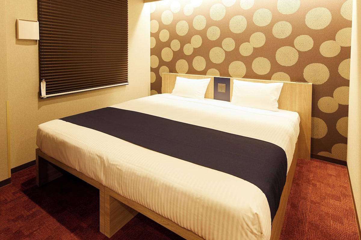 Universal King Room | 1 bedroom, in-room safe, desk, iron/ironing board