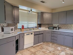 ثلاجة، ميكروويف، فرن، موقد طهي مسطح