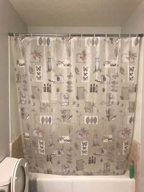 Badewanne, Haartrockner, Handtücher, Shampoo