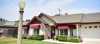 Charming Family House Near Sequoia Park