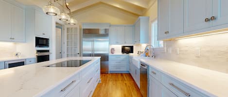 Refrigerador, microondas, horno, placa de cocina