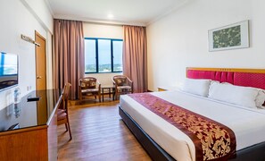 Quarto casal superior | Frigobar, cortinas blackout, ferros/tábuas de passar roupa