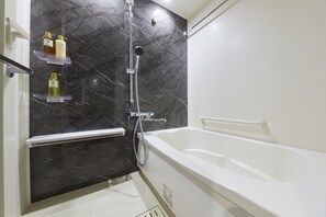 Bañera y ducha independientes, secador de pelo, pantuflas