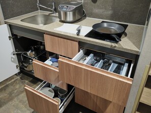 ตู้เย็น, ไมโครเวฟ, เตาประกอบอาหาร, กาต้มน้ำไฟฟ้า