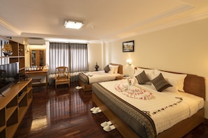 Junior Room | Minibar, in-room safe, individually decorated, individually furnished - Lin Unity Win Hotel (Yangon)