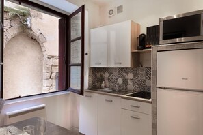 Fridge, microwave, stovetop, coffee/tea maker - L'Escapade Médiévale - Studio (Sarlat La Canéda)