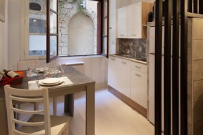 Fridge, microwave, stovetop, coffee/tea maker - L'Escapade Médiévale - Studio (Sarlat La Canéda)