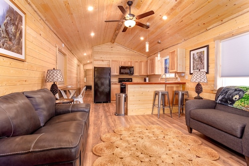 Kade's Cabin || 2 bed 1 bath urban cabin