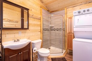 Douche, sĂšche-cheveux, serviettes fournies, savon