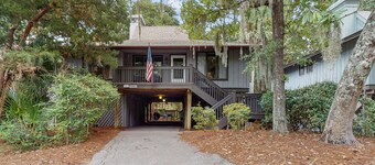 Scenic-view cottage with sunroom, deck, kitchen & pool - close to beach & golf