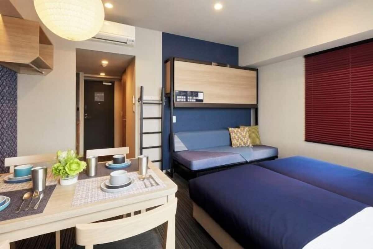 房內夾萬、書桌、遮光窗簾/窗簾、熨斗/熨衫板