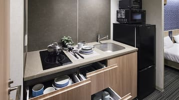 Frigorífic gran, microones, placa de cuina i bullidora elèctrica