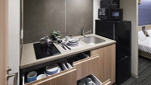 Grand réfrigérateur, micro-ondes, plaque de cuisson