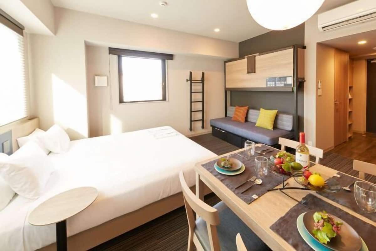 Két bảo mật tại phòng, bàn, màn/rèm cản sáng, bàn ủi/dụng cụ ủi quần áo