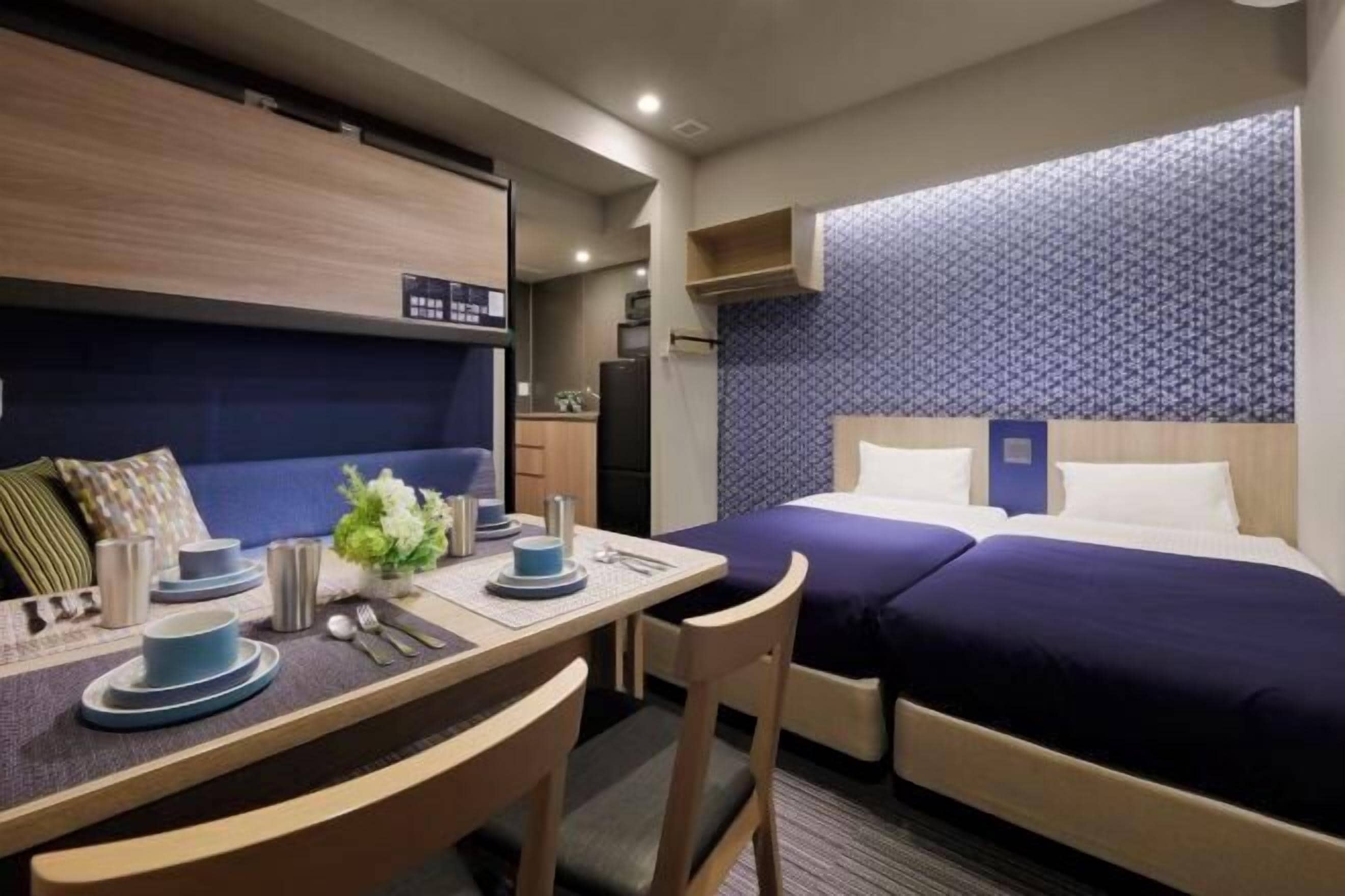 Een kluis op de kamer, een bureau, verduisterende gordijnen