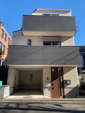 Mặt tiền nơi lưu trú