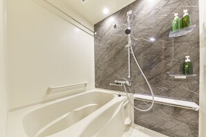 Baignoire et douche séparées, sèche-cheveux, chaussons