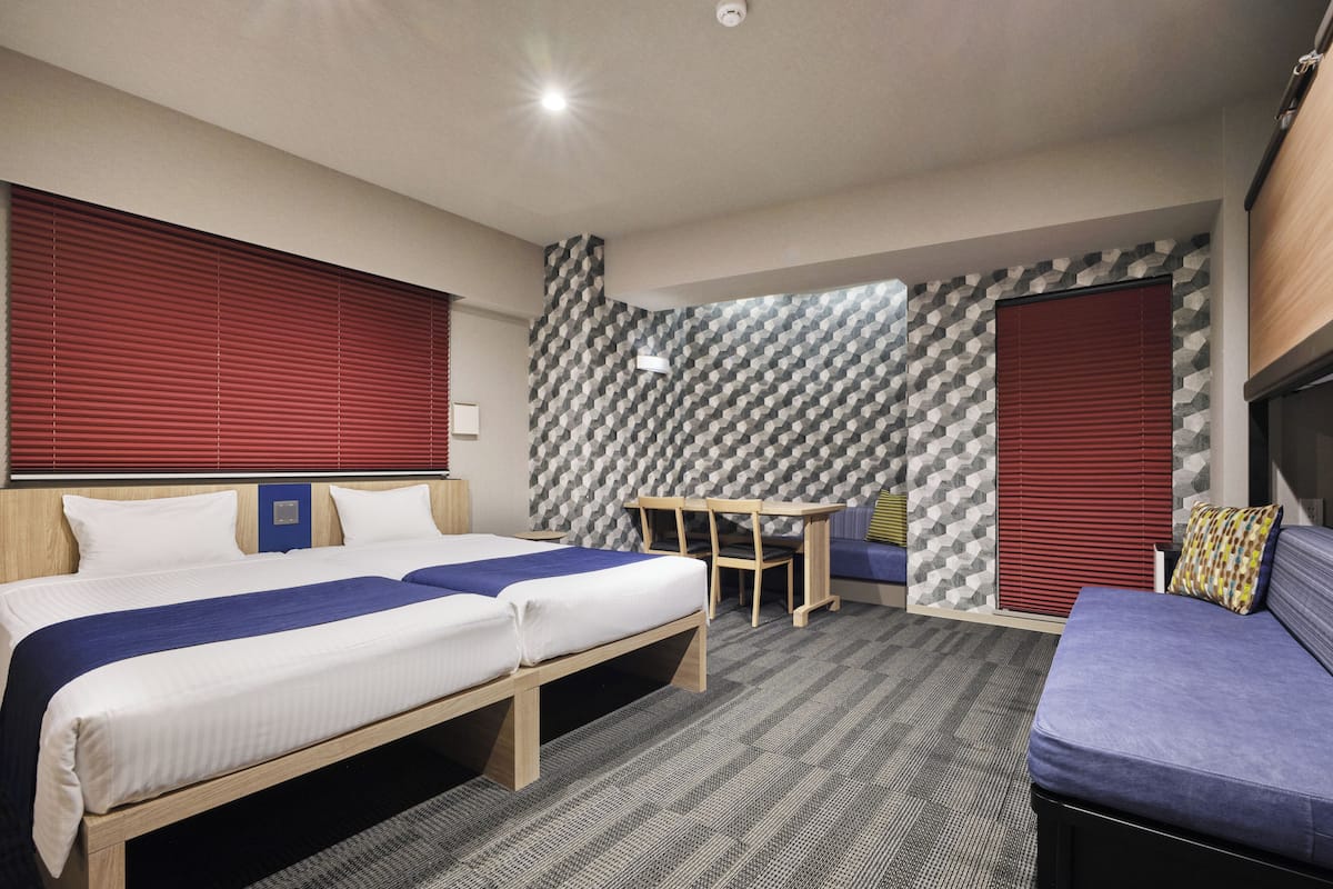 Een kluis op de kamer, een strijkplank/strijkijzer, gratis wifi