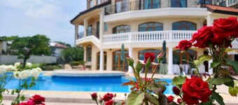 Soligt hem med havsutsikt