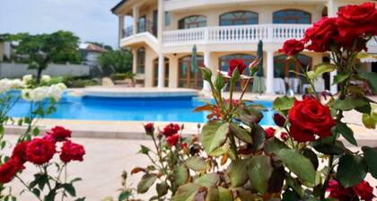 Слънчев дом с невероятна морска панорама на брега на Черно Море