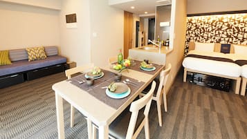 Phòng, không hút thuốc (Spot the Difference Room) | Két bảo mật tại phòng, bàn, bàn ủi/dụng cụ ủi quần áo