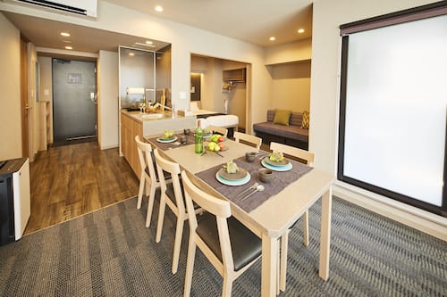 Flat-screen TV, Netflix, Hulu, streaming services