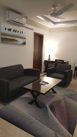 En 32-tommers LCD-TV med kabel-kanaler samt TV