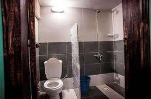 Dusche, Hausschuhe, Handtücher, Seife