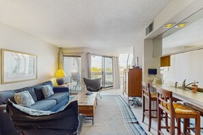 TV, DVD player - Unique condo w/ bay view, balcony & spiral staircase - great location (Hilton Head)