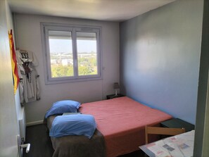 Habitación tradicional doble | Espacio para trabajar con un portátil y sistema de insonorización