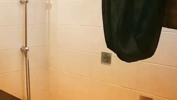 Een bad, handdoeken, toiletpapier