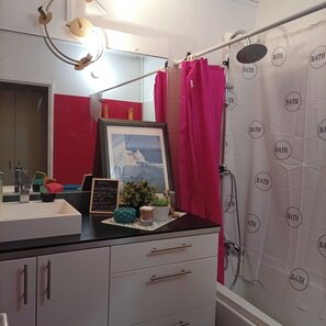 Baignoire, serviettes fournies, papier toilette