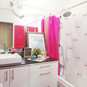 Bathtub, towels, toilet paper