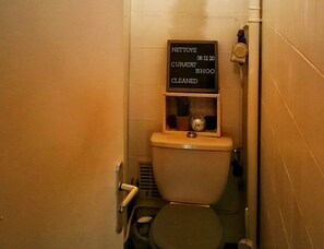 浴缸、毛巾、卫生纸