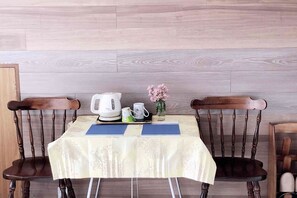 Room (201) | In-room dining