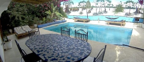 Una piscina al aire libre